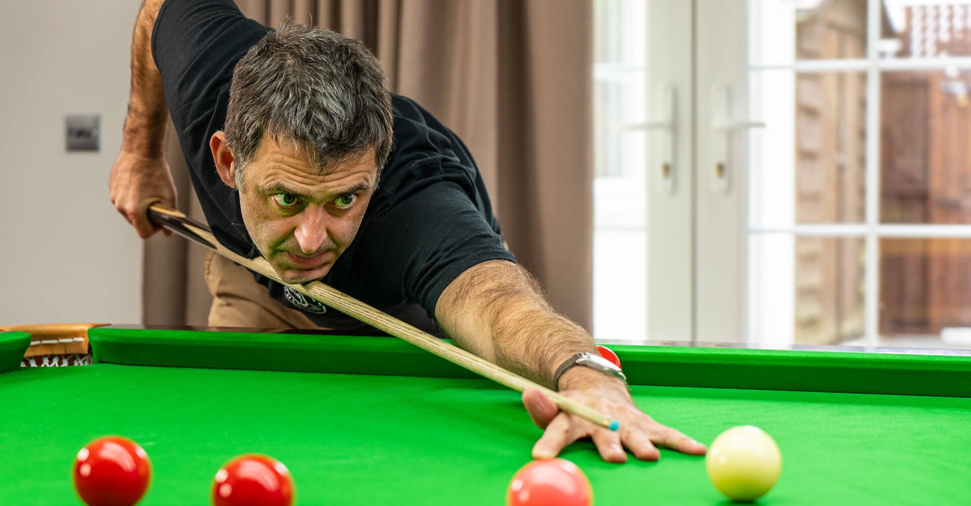 更在背后默 更在背后默